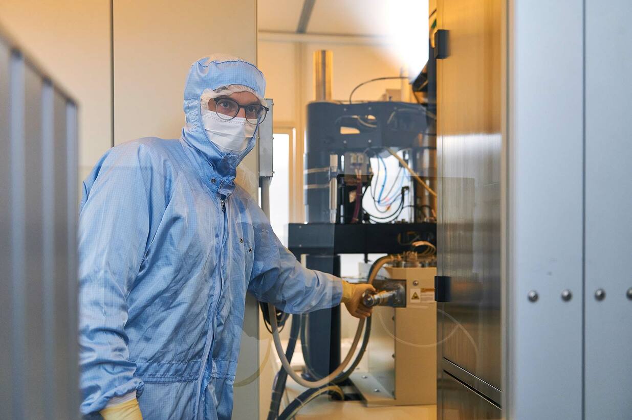 Quantum_Engineer_working_in_Cleanroom_Chip_Fabrication_Single_Photon_Detection_Pixel_Photonics
