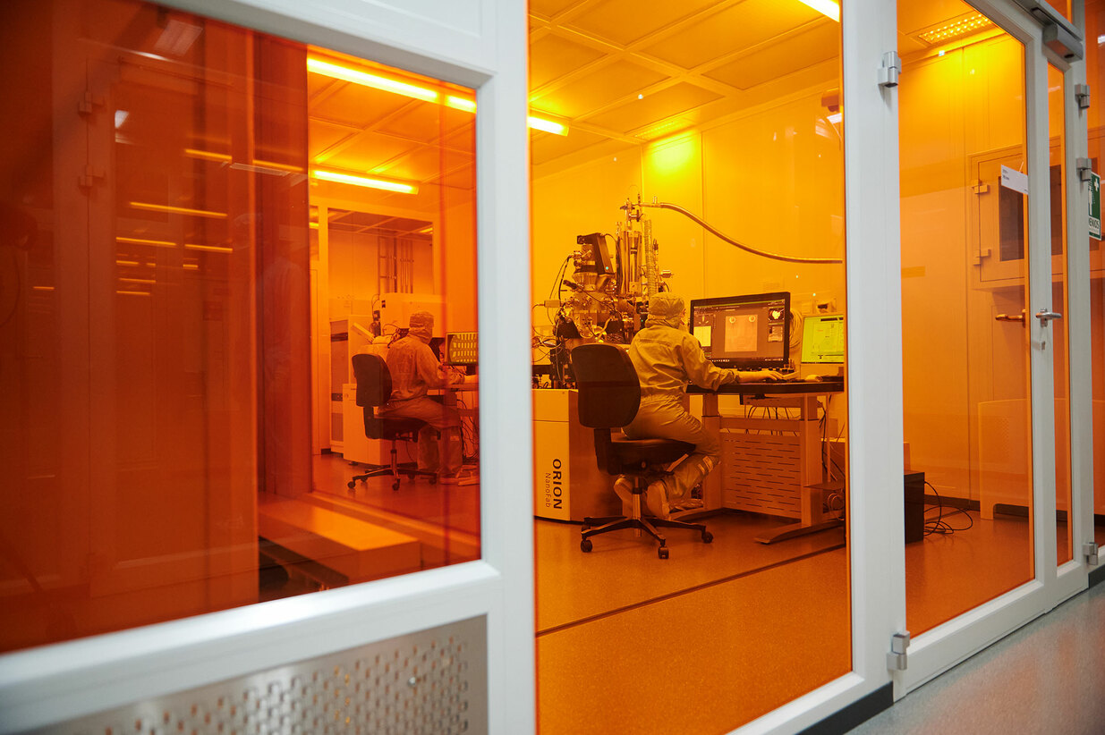 Work_impressions_Cleanroom_at_CenTec_Muenster_Pixel_Photonics_working_on_SNSPD_Fabrication
