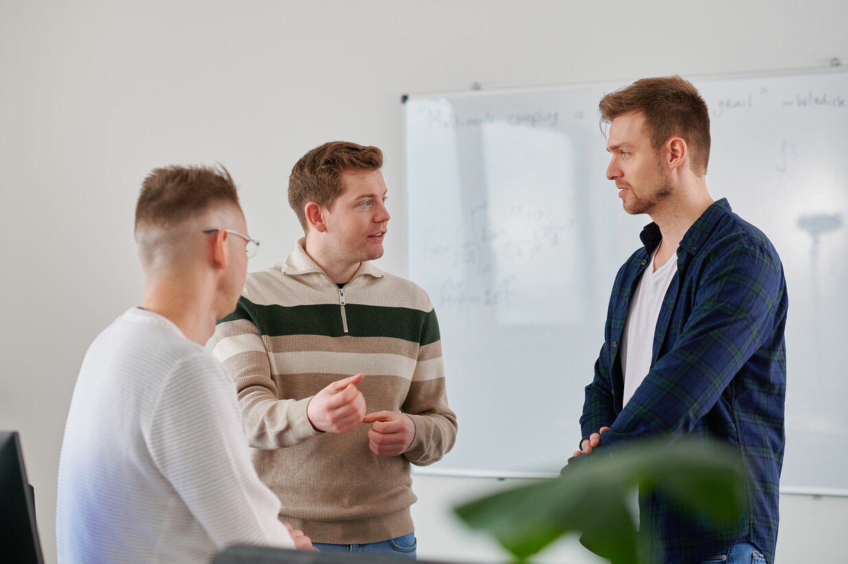 Photo_teamwork_impressions_team_discussing_single_photon_detector_development_at_Pixel_Photonics_in_Germany