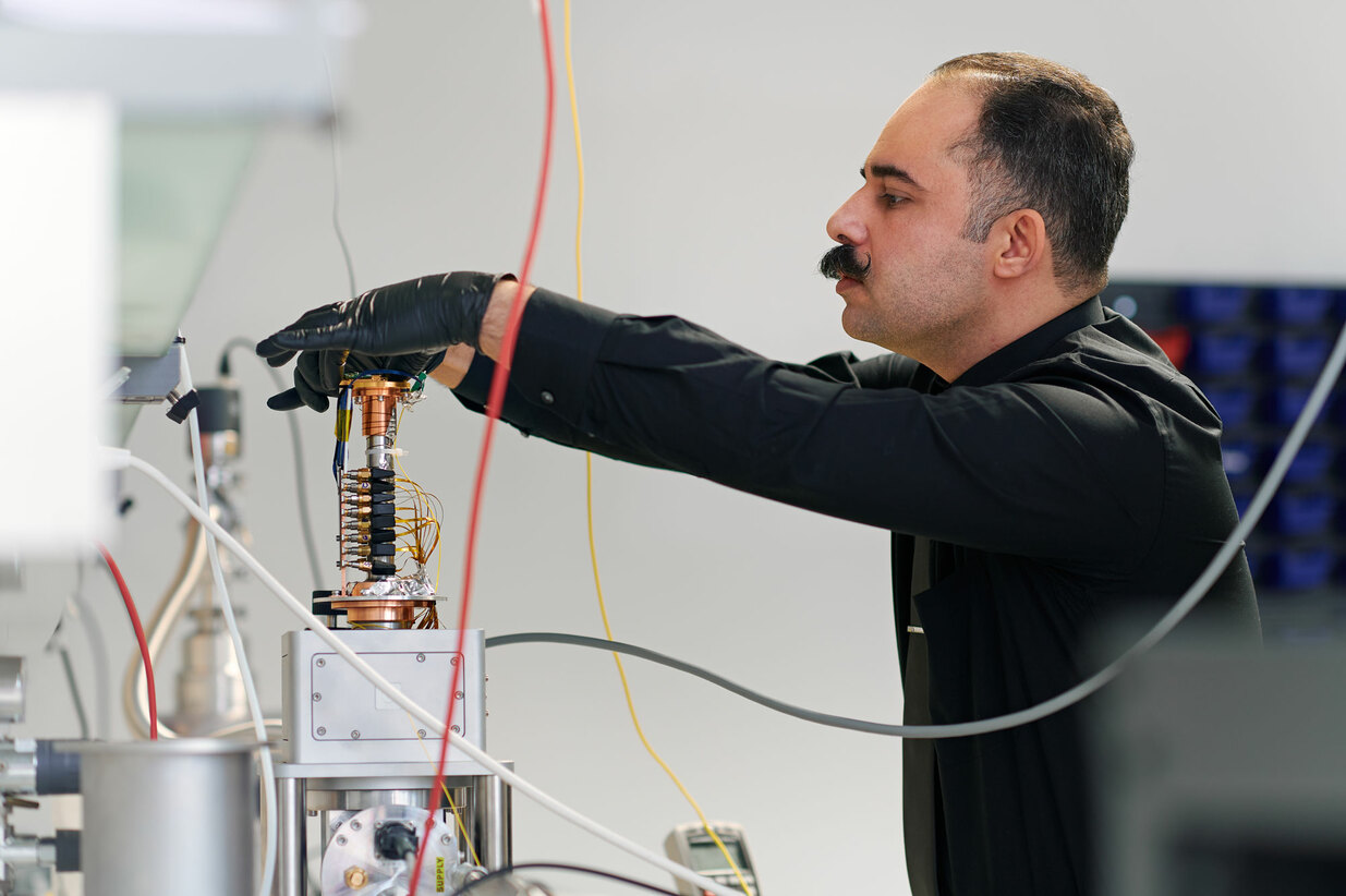 Work_Impression_quantum_engineer_working_on_single_photon_detector_at_Pixel_Photonics