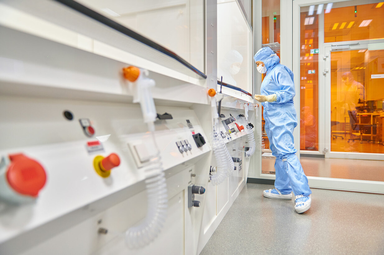 Cleanroom_Engineer_at_Pixel_Photonics_Working_on_Chip_Fabrication_for_Single_Photon_Detector_SNSPD_by_Pixel_Photonics